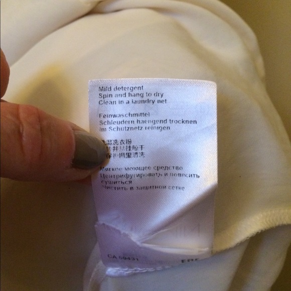 Beautiful low v-neck blouse. - Picture 6 of 6